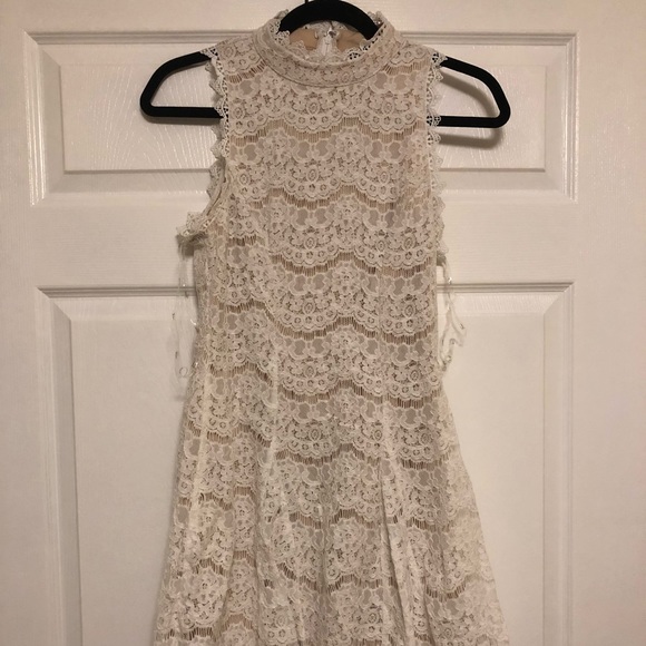 Cute lace dress, with high collar - Picture 2 of 6